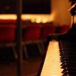 【贅沢な時間】
ピアノ生演奏を聴きながら過ごす特別なひととき