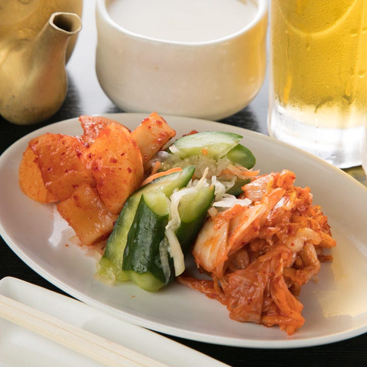 韓国料理の王道おつまみ「キムチ盛り」でまずは乾杯！