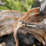 肉厚なサムギョプサルはハサミでワイルドにカット！食べやすい大きさに切り分けてお楽しみください！