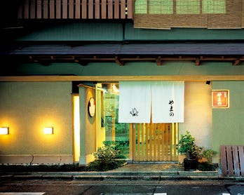 京町家が並ぶ竹屋町通り。
古都の風情に溶け込む閑静な佇まい 