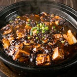自慢の麻婆豆腐は、熱々の鉄鍋でご提供