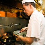 中国国家認定資格保有者の料理人が、手際よくお料理を仕上げます