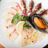 新鮮な魚介のカルパッチョは白ワインとよく合います！