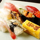 ◆旬握り寿司◆
築地買い付けの新鮮握り。1貫200円～