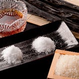 瀬戸内海の海水から作られた塩と上白糖