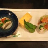 1）【三種盛り】黒豚サラダロール・本日の旬料理・自家製出汁巻き玉子焼