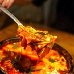 大衆韓国酒場 チュルギダ_《冬の宴会は当店で楽しむ!》新型UFOチキンやキムチチゲ含む『7品/2H飲み放題』