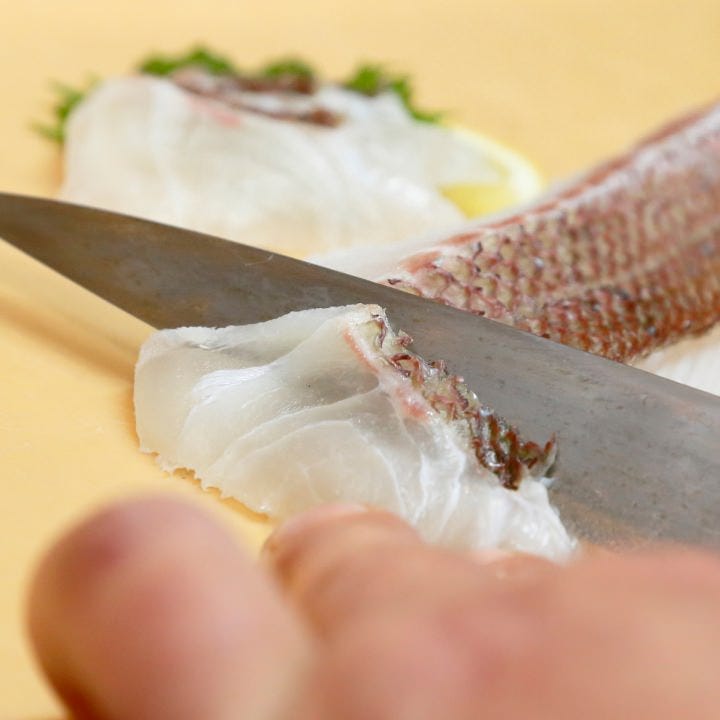 豊洲市場より仕入れる鮮魚を熟練の技で逸品へと仕立てます