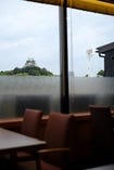 窓際のお席からは大坂城が見えます。