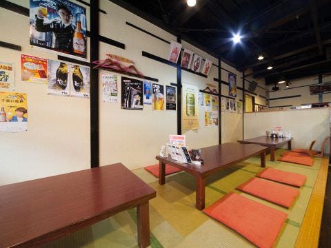 赤い座布団が並んだ旬鮮市場 和の小上がり座敷席