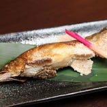 【鮎の塩焼き】遠火でじっくり美味しく焼きますので、焼き魚にはお時間いただいております。お酒との相性抜群です！