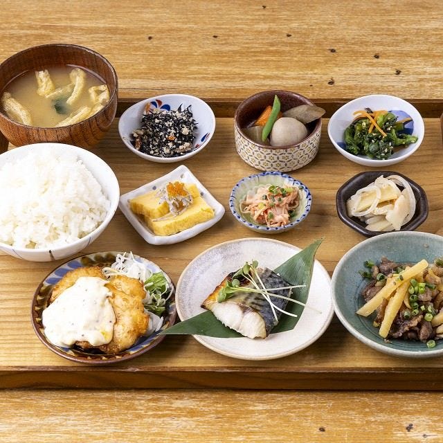 602 CAFEDINER 福岡ソラリアプラザ店の602号室の彩り9品の豆皿カフェ定食