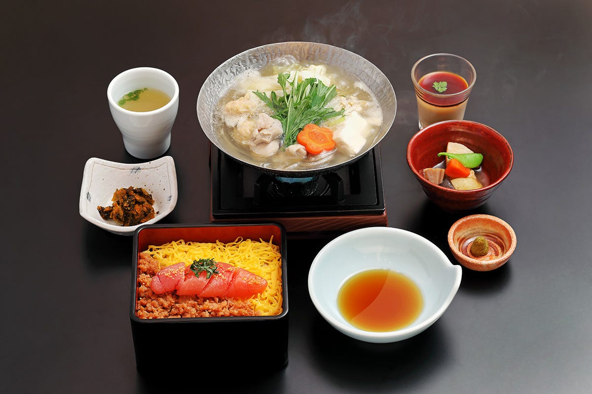 水たき明太御膳の料理がテーブルの上に並べられている様子