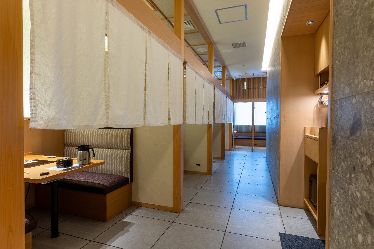 半個室になった水たき料亭 博多華味鳥 KITTE博多店の店舗内観