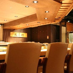 ゆったり広々としたカウンター席です。