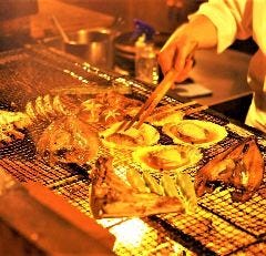 肉、海鮮、野菜、素材を活かす炭火焼き料理の数々。