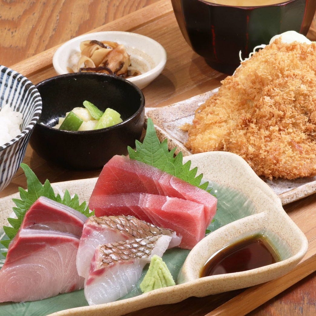 地魚フライと刺身定食がブラウンのトレーにのった様子