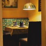 温かみのあるランプが照らす、モダンテイストの半個室でゆったりとお食事を