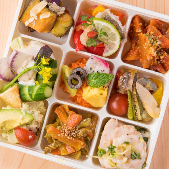 旬のお惣菜が並ぶ「贅沢9品弁当」！電車内でのお弁当にも最適！