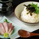 今宵の鮮魚を胡麻醤油で和えた贅沢出し茶漬けは〆にぴったり！