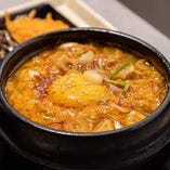 海鮮や豚ミンチなどが入った熱々ホットな韓国風スープ！