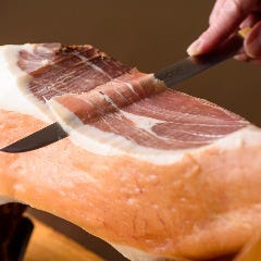 原木から切りたての生ハムは風味と味わいが違うんです！