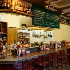 気軽にお酒と多国籍料理を満喫できるおしゃれなバルです