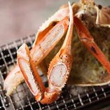 「丸ごと焼き蟹」は一番贅沢な食べ方！お客様に炭火で焼いていただきます