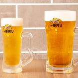 特大メガジョッキで乾杯！辛い料理には凍結レモンのサワーが◎