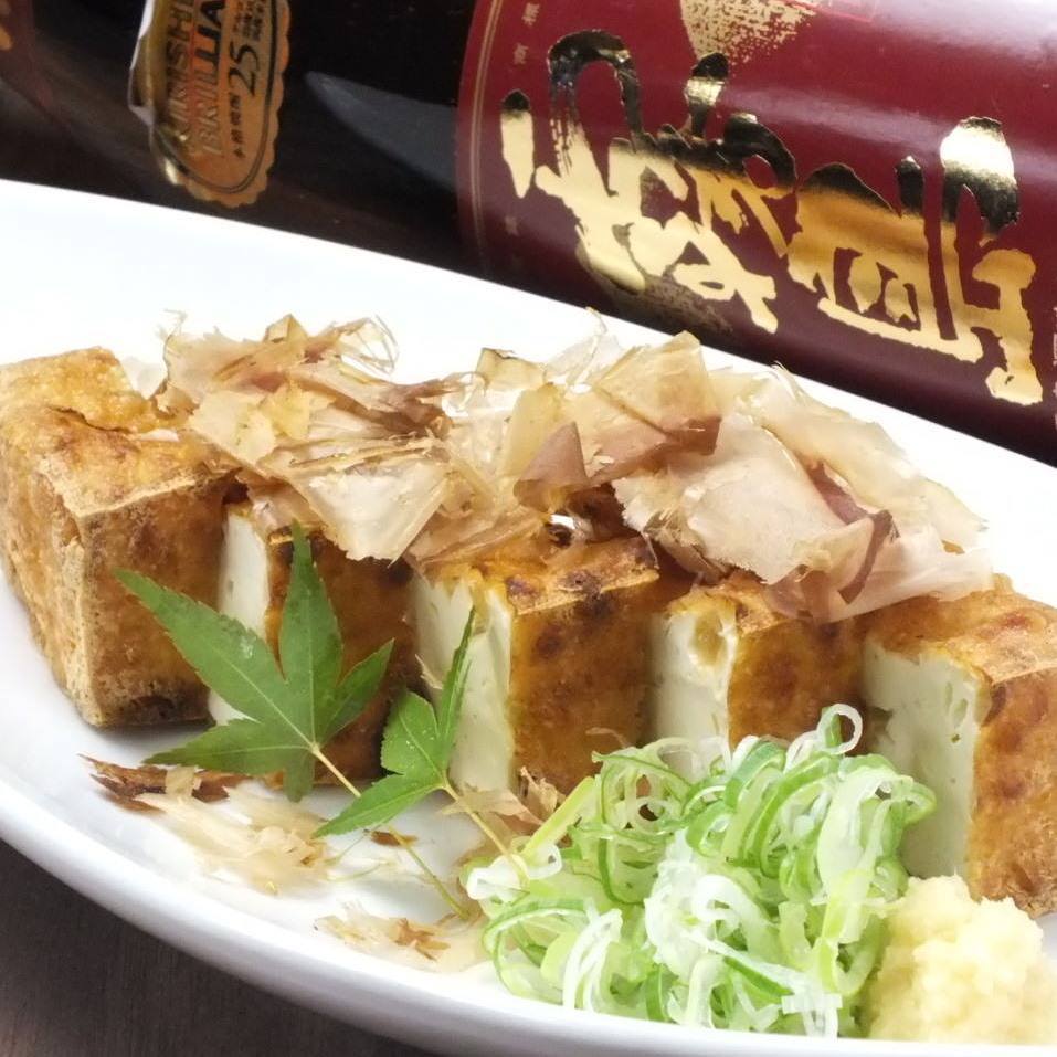 揚げ立て熱々の厚揚げ豆腐は日本酒のお供にもおすすめ
