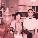 昭和三十年代、通り2丁目の頃、当時の先代マスターと現店主（左）