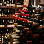 2,000本のストックがあるワインは、フランスを中心に。