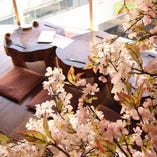 【お昼のご宴会】桜の季節には、店内の装飾桜を見ながら、お花見気分でご宴会も可能です。お子様連れのお客様にもオススメいたします♪