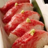 和牛の炙り握り「三貫」
上質な脂身と柔らかい肉質が特徴である和牛を炙った創作寿司。
当店イチ押しの逸品です！