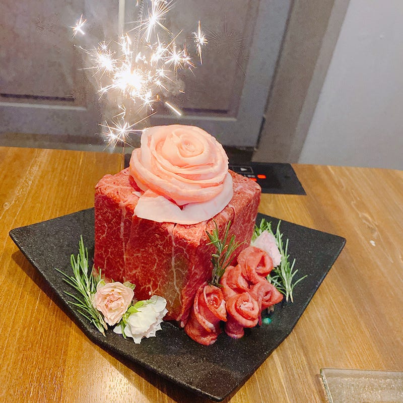 お誕生日や記念日のサプライズ等に Anniversary肉ケーキコース 飲み放題付き の詳細 薬膳火鍋ぺけまる 高崎 居酒屋 ぐるなび