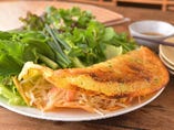 ベトナム風のお好み焼き「バインセオ」はパリパリの食感。