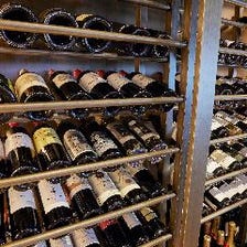 国内外50種以上のワインを常備