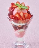 【苺ぱふぇ】
苺をたっぷりと使った大人気デザート