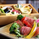 <彩り8種のお惣菜ランチ> 黒毛和牛ローストビーフと10種の野菜サラダ