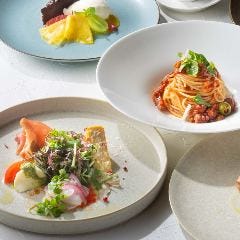 旬の食材を使った前菜、パスタなどがつくランチコースをご用意。
