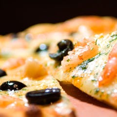 ピザ生地は注文が入り次第 シェフが１枚１枚丁寧に伸ばします！