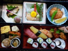 寿司会席膳　お刺身、前菜、揚げ物、お寿司、焼き物など、時期により内容が変わることごをご了承ください！