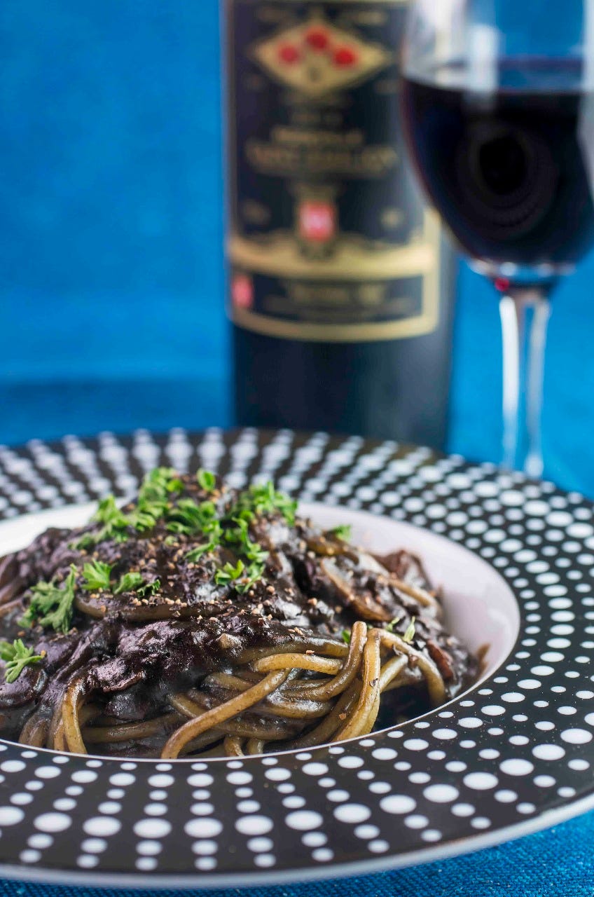 お皿に盛られた黒いカルボナーラ