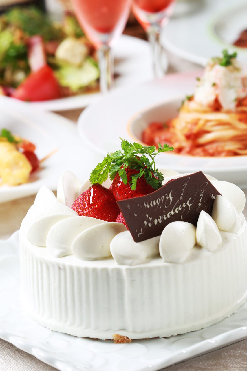 ディナー限定 記念日 誕生日にお薦め パティシエ特製ホールケーキ付きアニバーサリーコースの詳細 プルメリアカフェ 横浜駅 イタリアン イタリア料理 ぐるなび