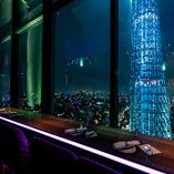 全席、スカイツリーと東京の夜景を一望できるムード溢れる空間