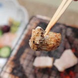 焼き霜は皮目を七輪で炙り、醤油と山葵でお楽しみください