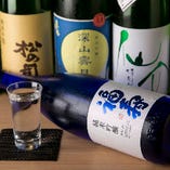 穴子の繊細な旨さを引き立てる日本酒。地元灘の酒も、常時数種類をご用意しています！