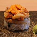 寿司ご飯の上に蒸し穴子、ウニ、蒸し穴子、ウニの重ね技。穴子とウニのミルフィーユ