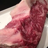 赤身の旨みが引き立つ熟成肉