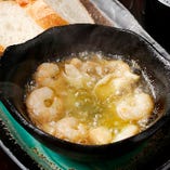 新鮮でぷりぷりのエビやコリコリした食感が楽しめるツブ貝「海老とツブ貝のガーリックオイル煮」